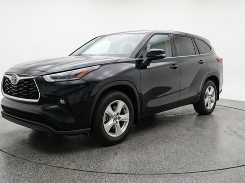Used 2025 Toyota Highlander LE FWD image 3