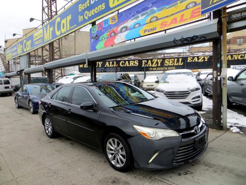 Used 2016 Toyota Camry XLE image 3