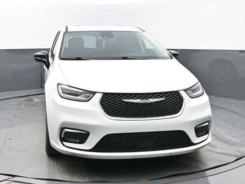 Used 2024 Chrysler Pacifica Limited w/ Trailer Tow Group image 8