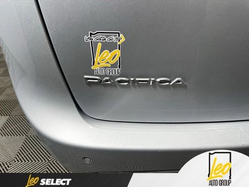 Used 2023 Chrysler Pacifica Touring-L FWD image 9