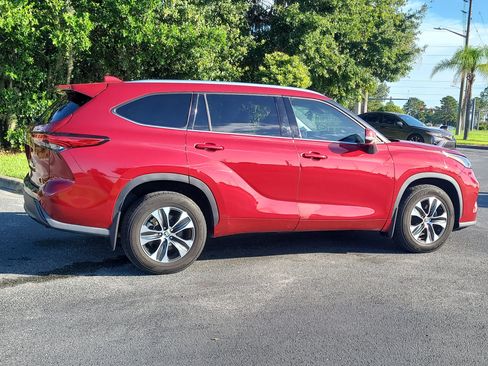 Used 2020 Toyota Highlander XLE AWD/4WD image 8