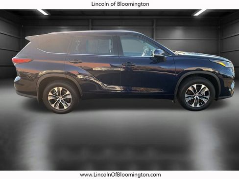 Used 2022 Toyota Highlander XLE image 6