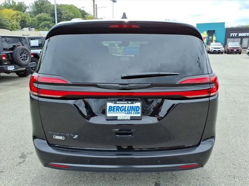 New 2026 Chrysler Pacifica Select image 5