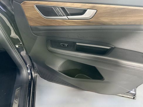 Used 2025 Volkswagen Atlas SE image 32