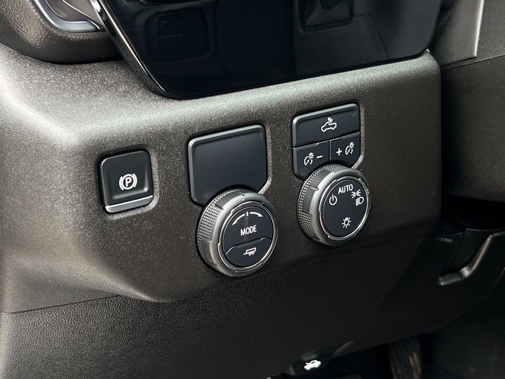 Used 2025 Chevrolet Silverado 1500 LT RWD image 8