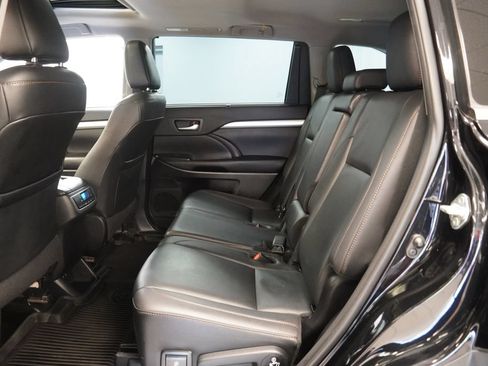 Used 2019 Toyota Highlander XLE AWD/4WD image 28