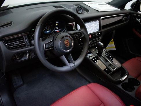 New 2026 Porsche Macan image 4