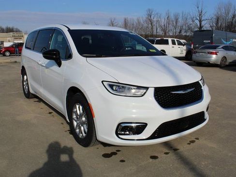 New 2026 Chrysler Pacifica Select image 6