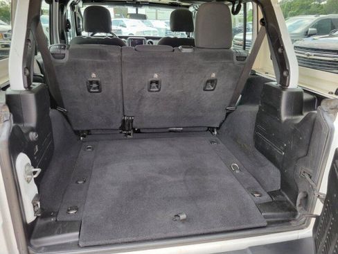 Used 2020 Jeep Wrangler Unlimited Sahara AWD/4WD image 7