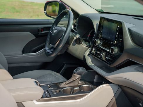 Used 2022 Toyota Highlander LE FWD image 14