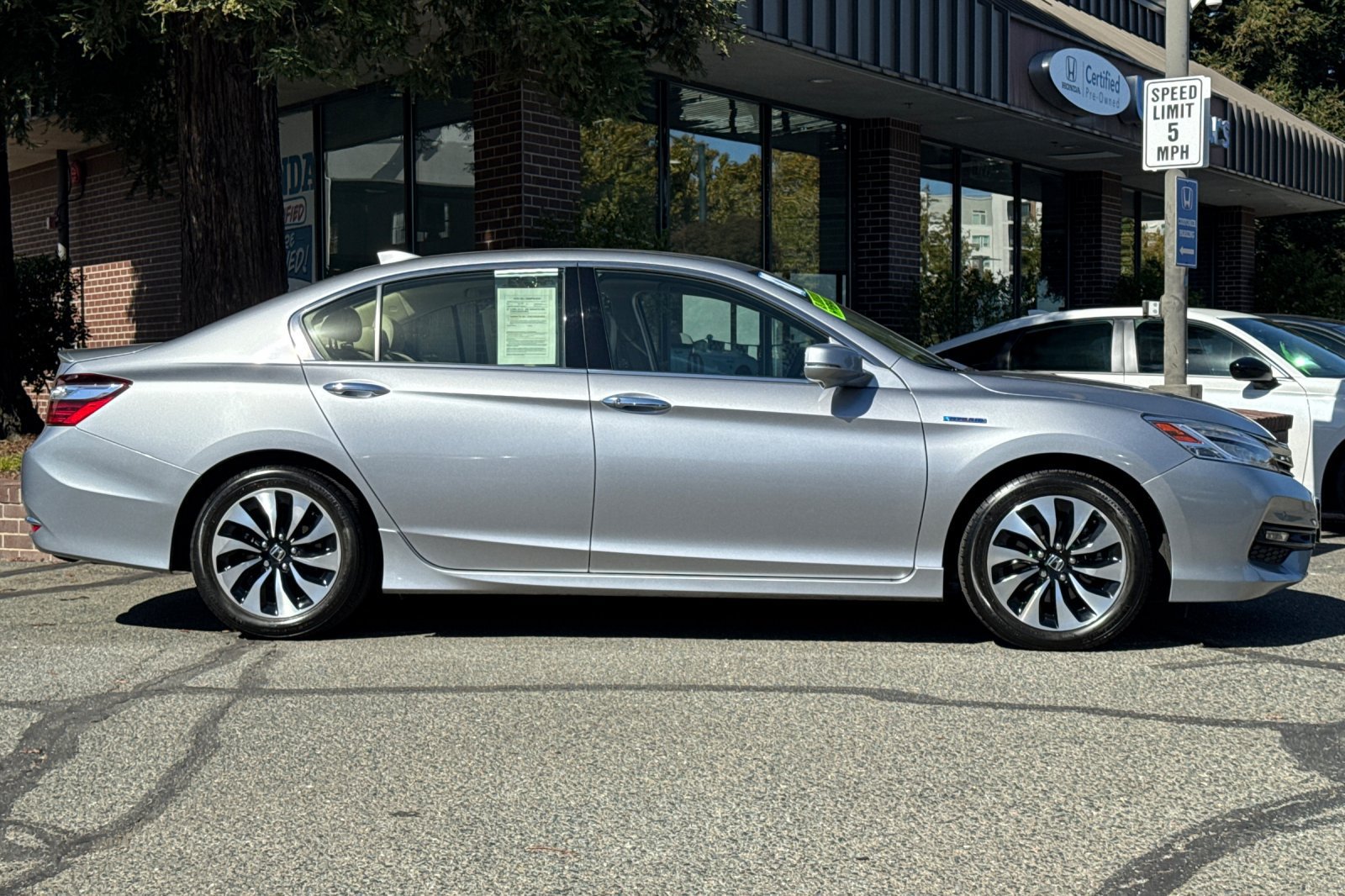 Used 2017 Honda Accord Touring image 3