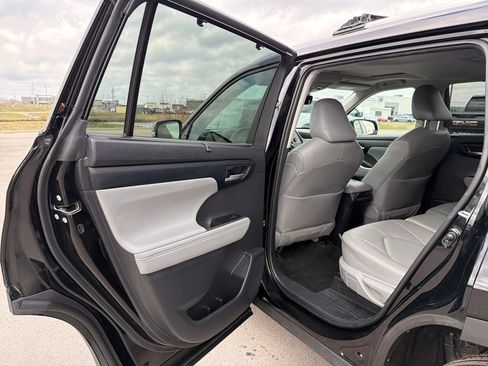 Used 2023 Toyota Highlander XLE FWD image 18