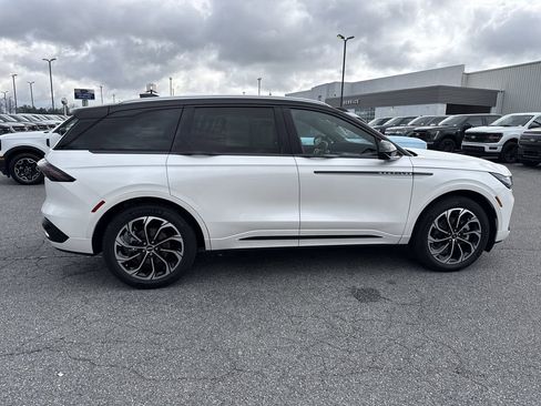 Used 2026 Lincoln Nautilus Reserve image 8