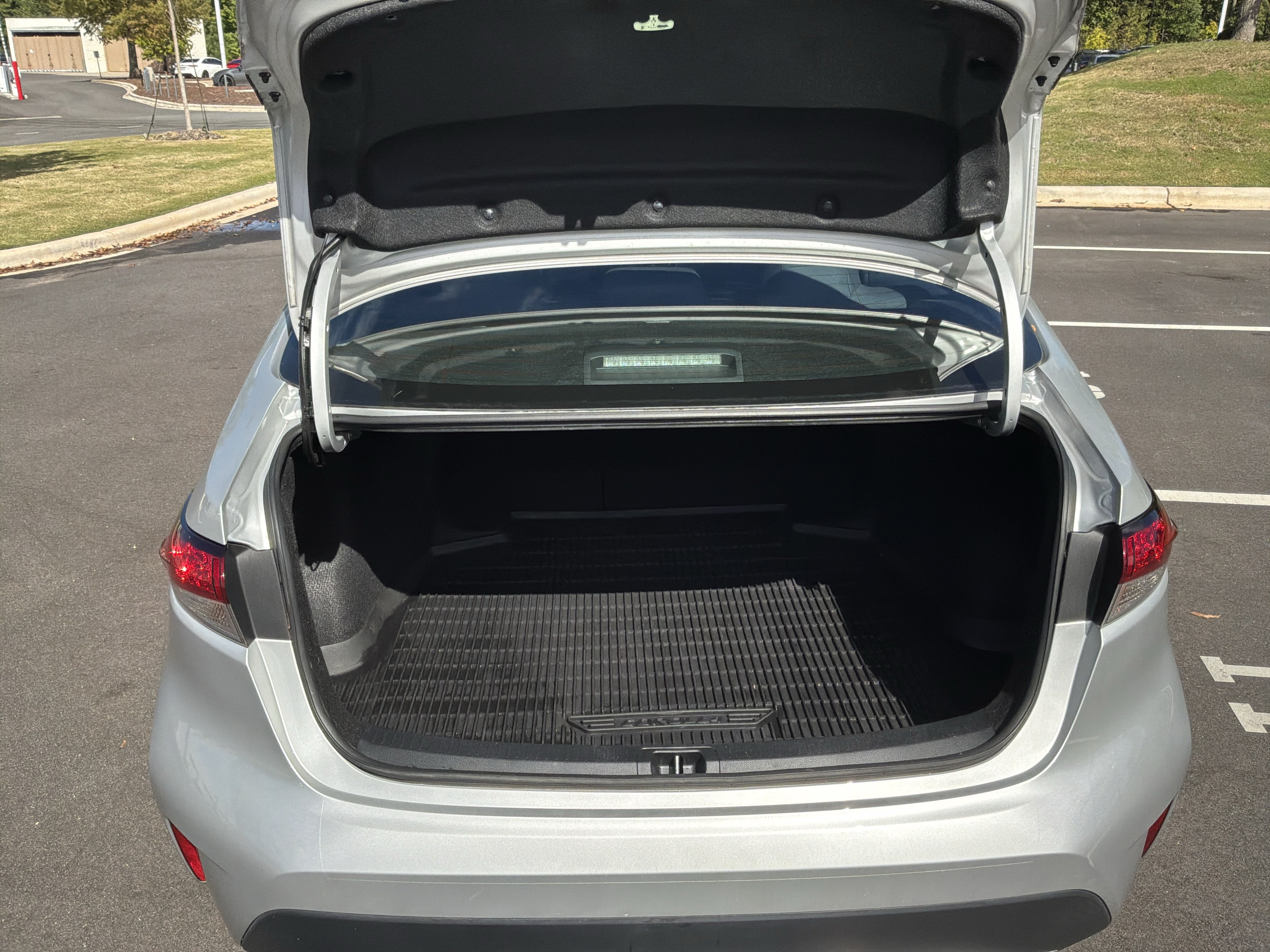 Used 2022 Toyota Corolla LE FWD image 31