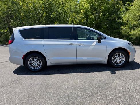 Used 2024 Chrysler Pacifica Touring-L FWD image 16