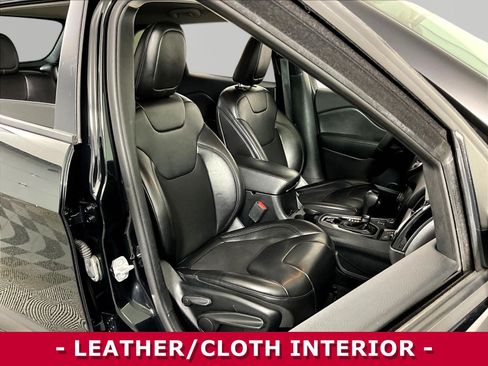 Used 2019 Jeep Cherokee Latitude Plus AWD/4WD image 28