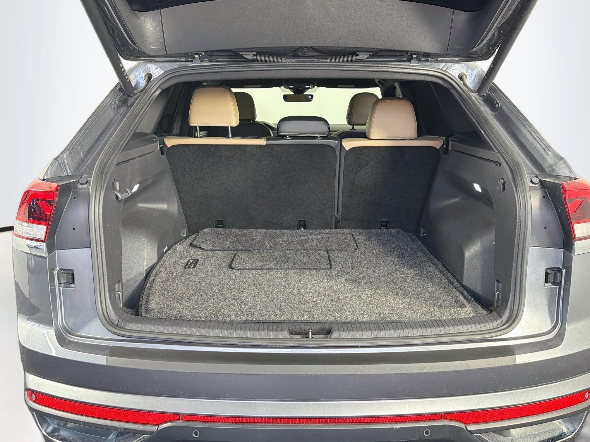 Used 2024 Volkswagen Atlas Cross Sport SE w/ Panoramic Sunroof Package FWD image 31