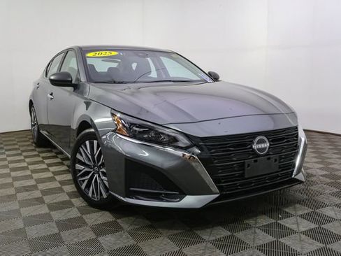 Used 2025 Nissan Altima 2.5 SV image 3