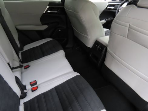 New 2025 Mitsubishi Outlander SE image 23