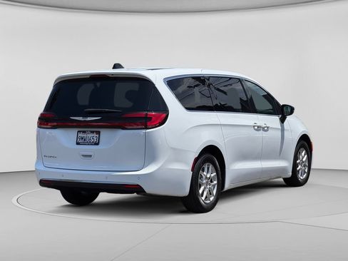 Used 2024 Chrysler Pacifica Touring FWD image 33