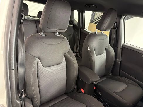 Used 2021 Jeep Renegade Latitude w/ Luxury Group II image 24