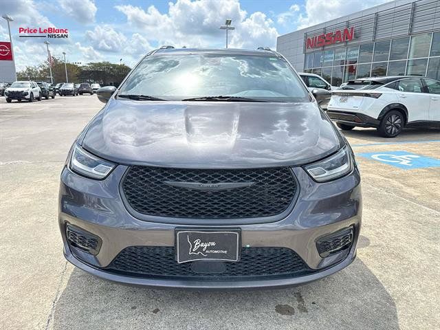 Used 2021 Chrysler Pacifica Touring-L w/ S Appearance Package FWD image 2