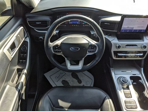 Certified 2022 Ford Explorer XLT w/ Equipment Group 202A image 17