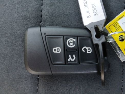 New 2025 Volkswagen Taos SE image 28