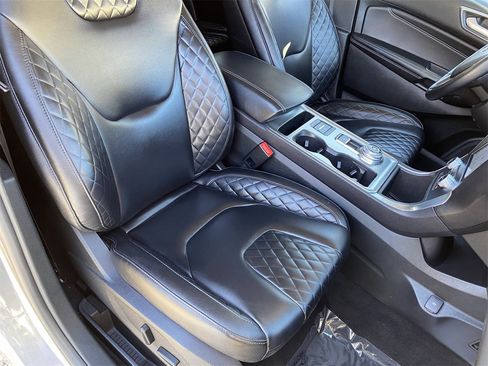 Used 2023 Ford Edge Titanium image 10