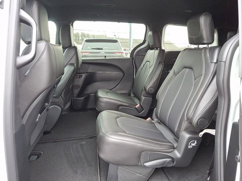 New 2026 Chrysler Pacifica Select image 8