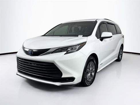 Used 2021 Toyota Sienna LE w/ LE Plus Package image 2
