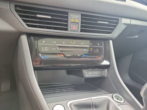 Used 2025 Volkswagen Jetta SE FWD image 21