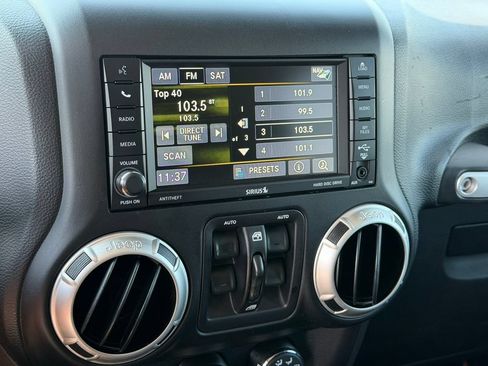 Used 2017 Jeep Wrangler Unlimited Rubicon w/ Connectivity Group AWD/4WD image 30
