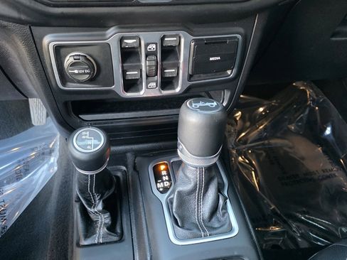 Used 2018 Jeep Wrangler Unlimited Sahara image 15