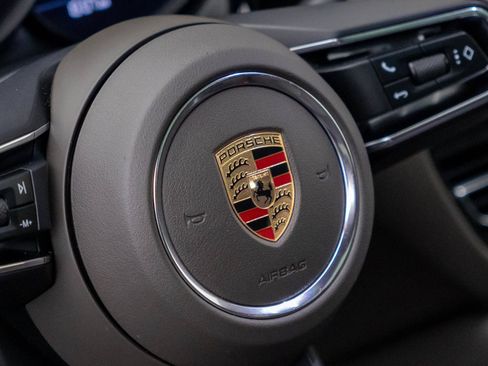 Certified 2023 Porsche Macan AWD/4WD image 36