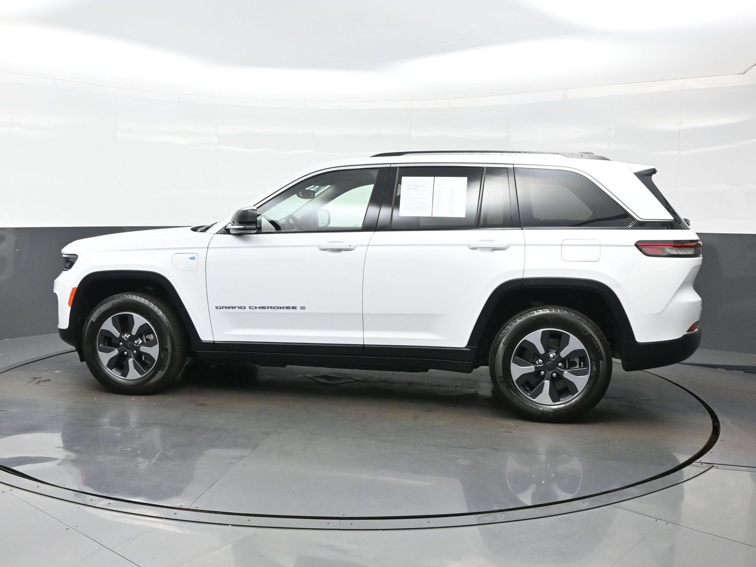 Used 2023 Jeep Grand Cherokee 4WD 4xe image 4