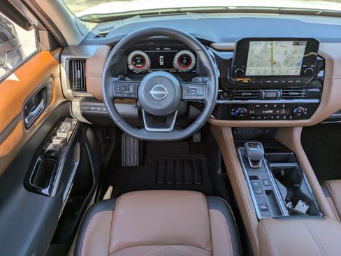 Certified 2025 Nissan Pathfinder Platinum w/ Black Appearance Package FWD image 18
