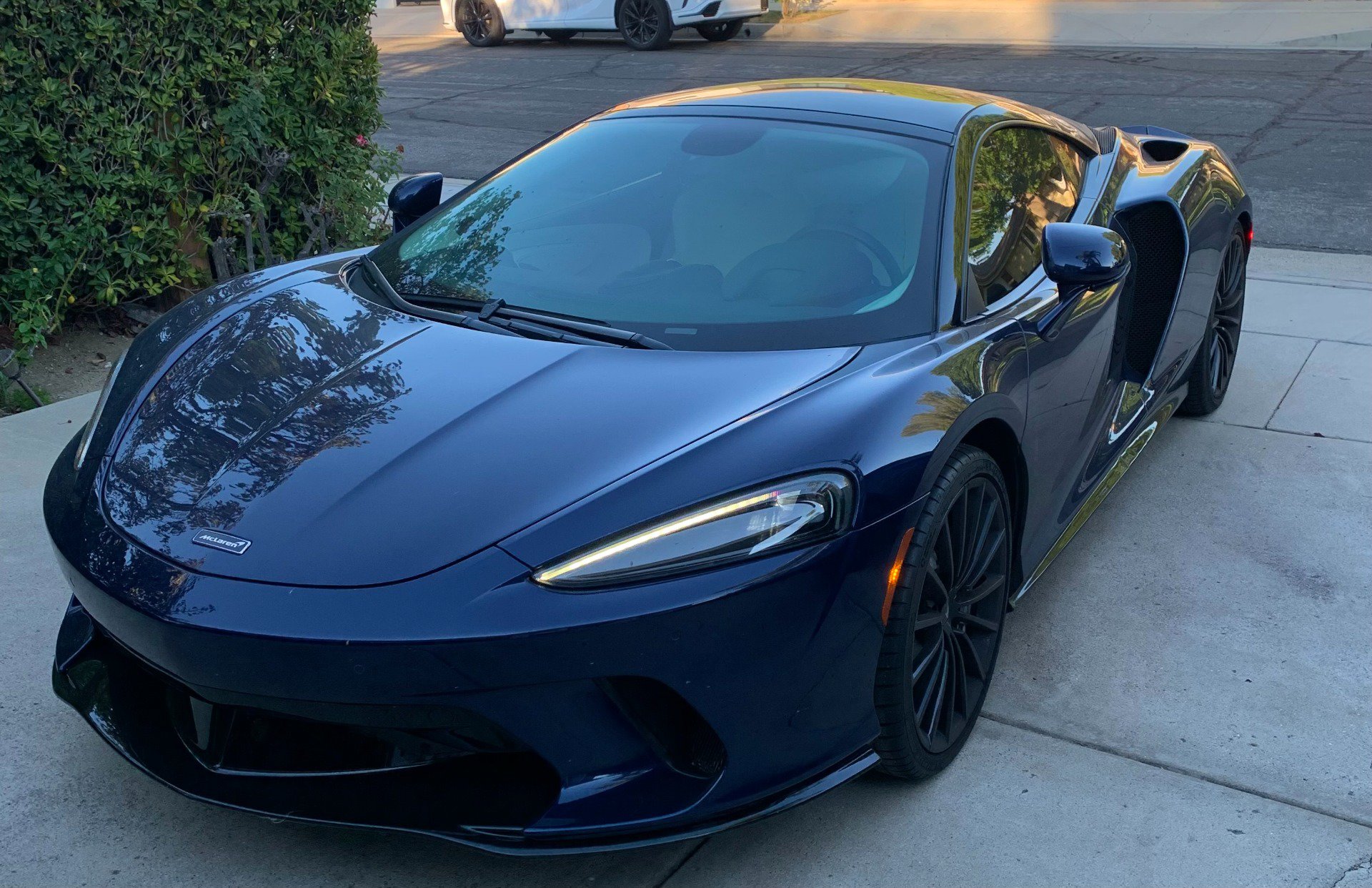 Used 2020 McLaren GT RWD image 2