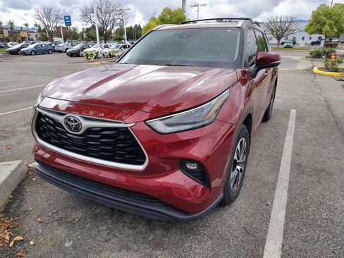 Used 2021 Toyota Highlander XLE image 1