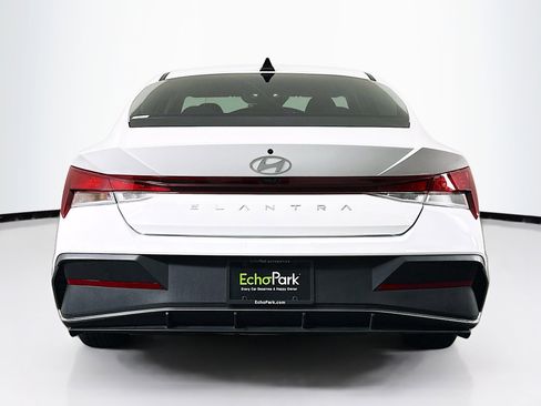 Used 2025 Hyundai Elantra SE image 7