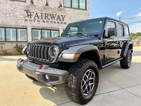 Used 2025 Jeep Wrangler Unlimited Rubicon w/ Convenience Group AWD/4WD image 3
