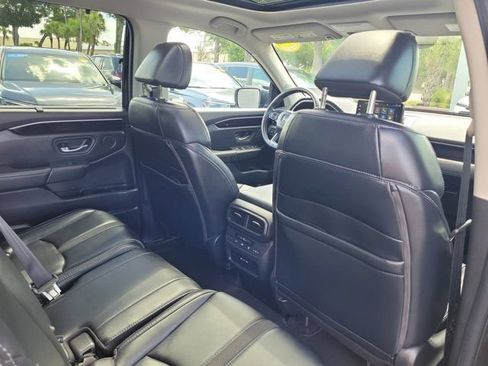 Certified 2025 Honda Pilot Touring image 10