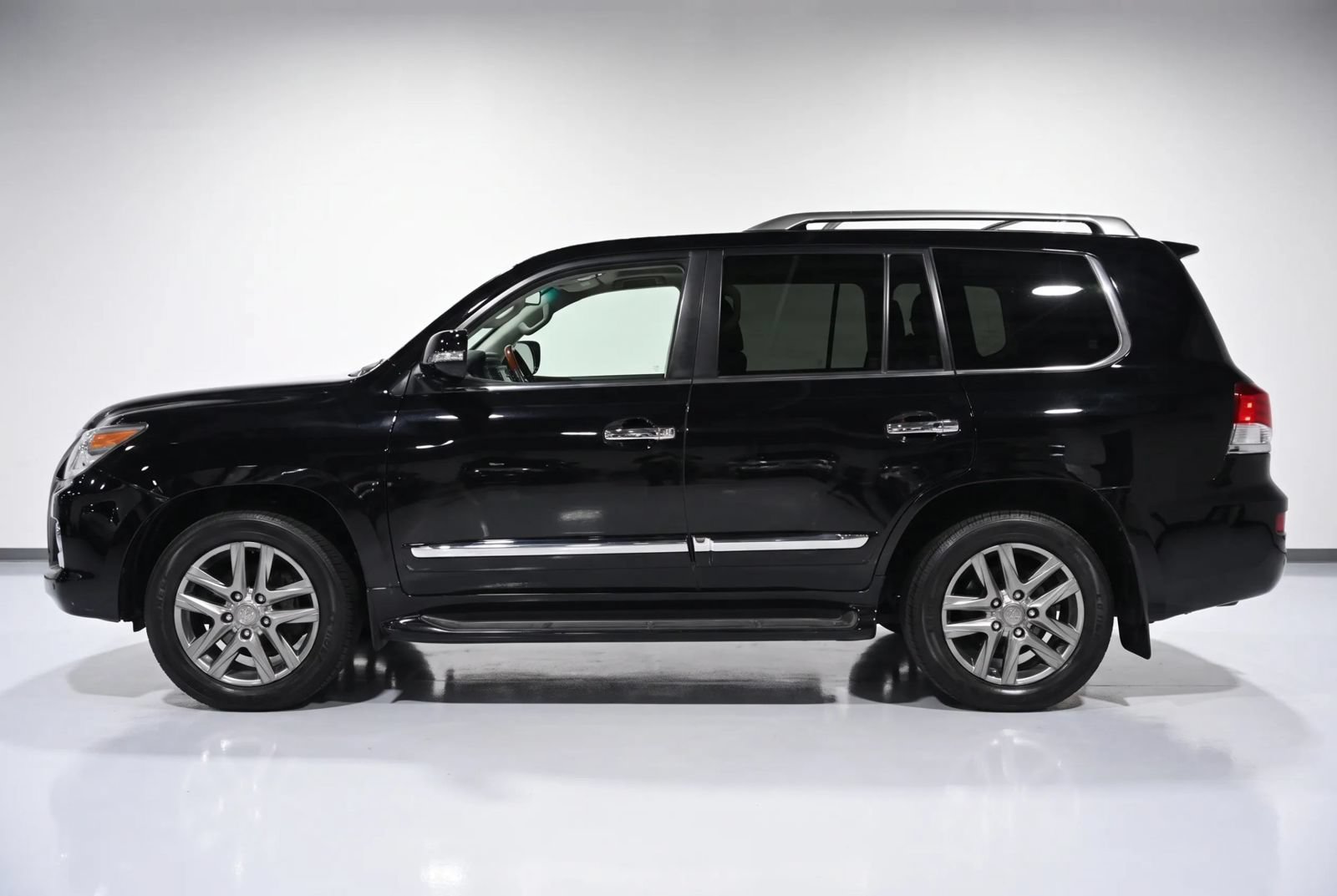 Used 2013 Lexus LX 570 4WD w/ Luxury Pkg image 4
