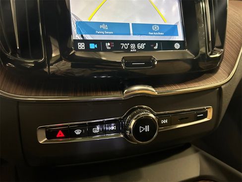 Certified 2025 Volvo XC60 T8 Ultra w/ Climate Package PRO image 18