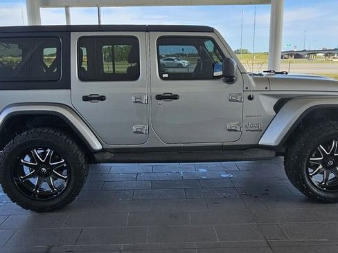 Used 2019 Jeep Wrangler Unlimited Sahara image 5