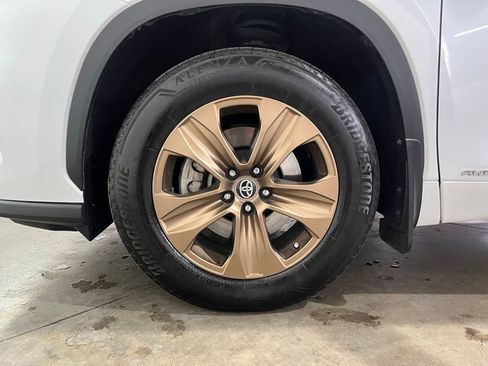 Used 2023 Toyota Highlander Bronze Edition image 16