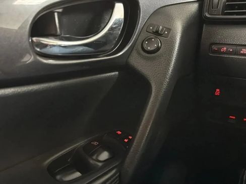 Used 2018 Nissan Rogue SV AWD/4WD image 15
