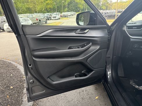 New 2025 Jeep Grand Cherokee Altitude image 15