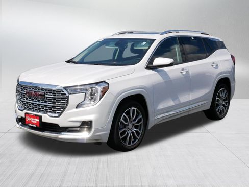 Used 2023 GMC Terrain Denali w/ Denali Premium Package AWD/4WD image 3