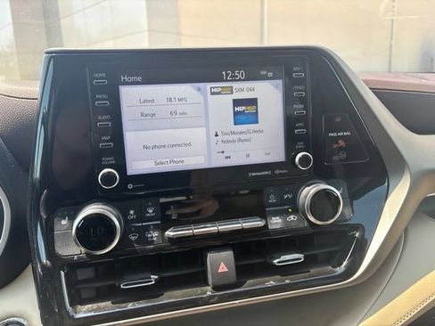 Used 2022 Toyota Highlander XLE FWD image 11